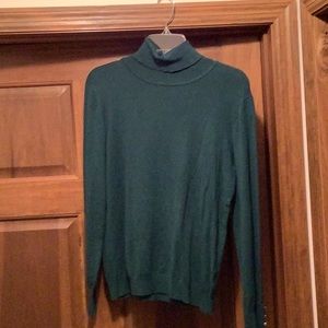 Turtleneck sweater in dark green.